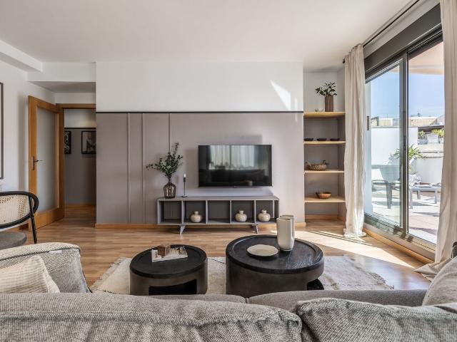 Elegant 1 Bedroom Apartment with Coastal Charm, Terrace, and Workspace in Goya, Madrid Amsterdam Apartments for Rent