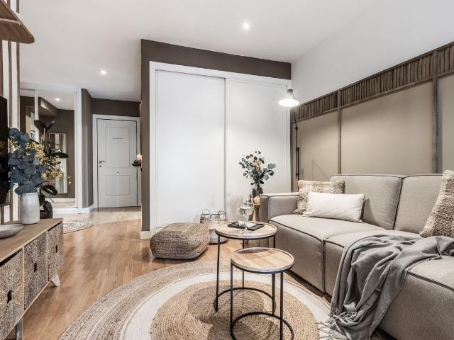 Elegant 1 Bedroom Apartment with Grassland Theme and Communal Pool in Salamanca, Madrid Amsterdam Apartments for Rent