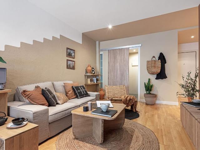 Elegant 1 Bedroom Apartment with Pool Access and Terracotta Design in Recoletos, Madrid Amsterdam Apartments for Rent