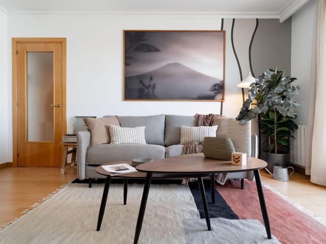 Elegant 1 Bedroom Apartment with Shared Pool on José Abascal Street, Madrid Amsterdam Apartments for Rent