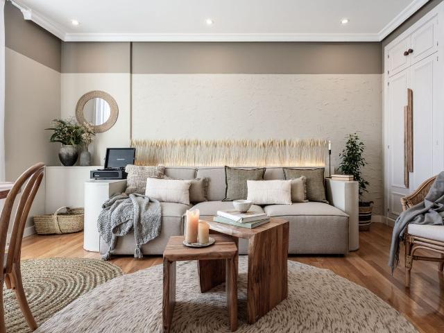 Elegant 1 Bedroom Salamanca Apartment with Grassland Design and Porcelain Tub, Madrid Amsterdam Apartments for Rent