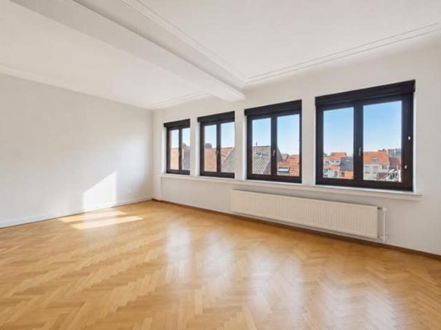 Elegant 2 bedroom apartment near Louise