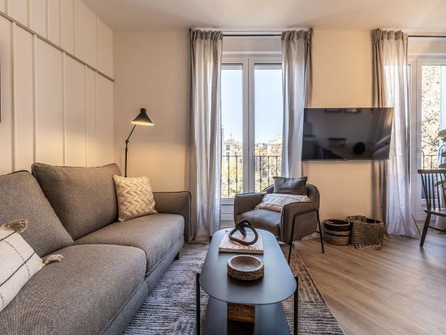 Elegant 2 Bedroom Apartment with Modern Design in Plaza de Olavide, Madrid Amsterdam Apartments for Rent