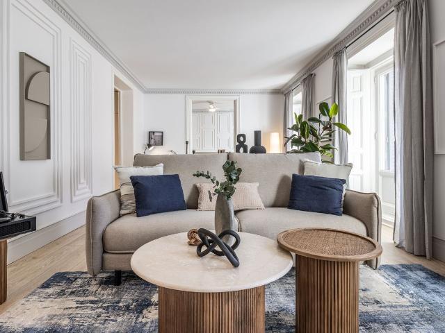 Elegant 2 Bedroom Coastal Inspired Apartment in Justicia with Private Workstations, Madrid Amsterdam Apartments for Rent