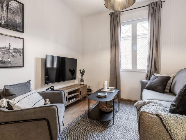 Elegant 2 Bedroom Designer Apartment in Calle de Goya with Modern Amenities, Madrid Amsterdam Apartments for Rent