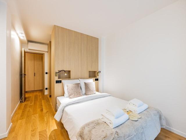 Elegant 2BR Apartment near Trocadéro with AC and Elevator, Paris Amsterdam Apartments for Rent