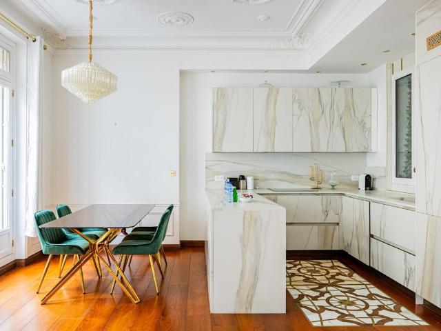 Elegant 2BR Apartment with AC in Paris Golden Triangle