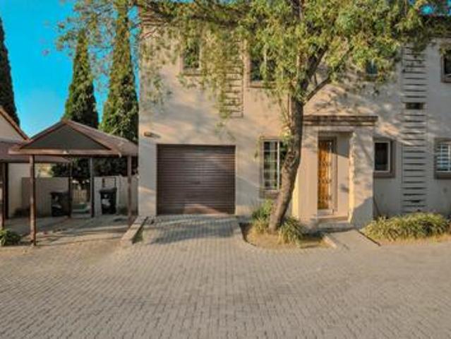 elegant 3 bedroom townhouse with gar.