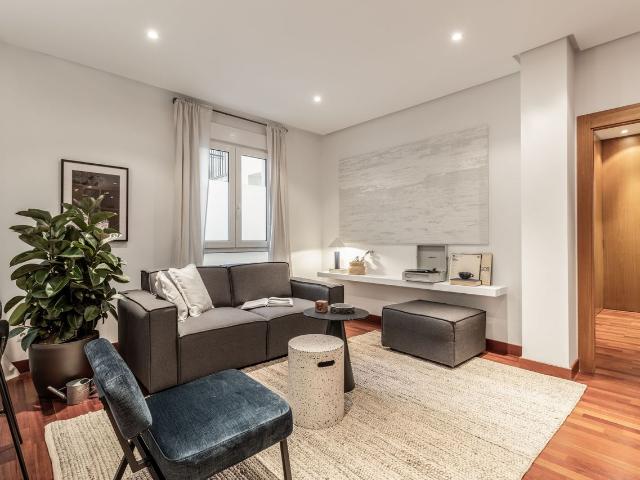 Elegant 3 Bedroom Apartment with Coastal Design and Dedicated Workspace in Goya, Madrid Amsterdam Apartments for Rent