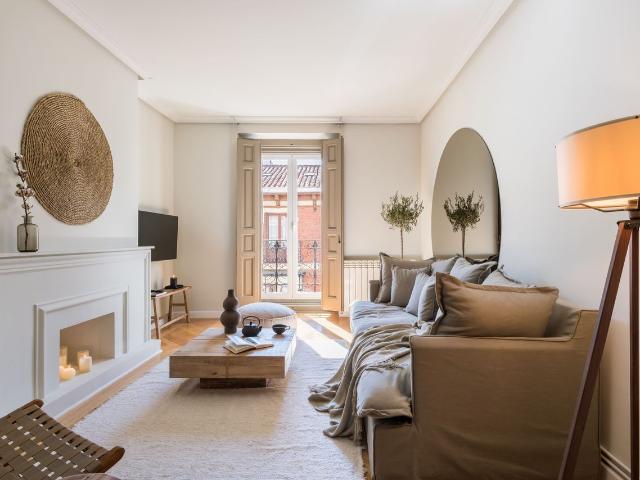 Elegant 3 Bedroom Apartment with Private Office and Modern Floral Decor, Madrid Amsterdam Apartments for Rent
