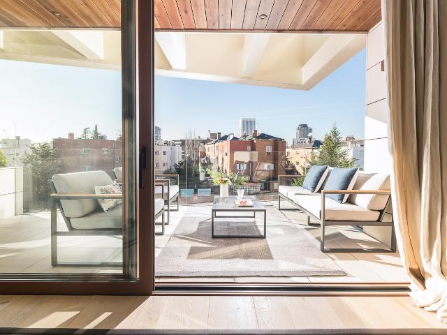 Elegant 3 bedroom apartment with private terrace