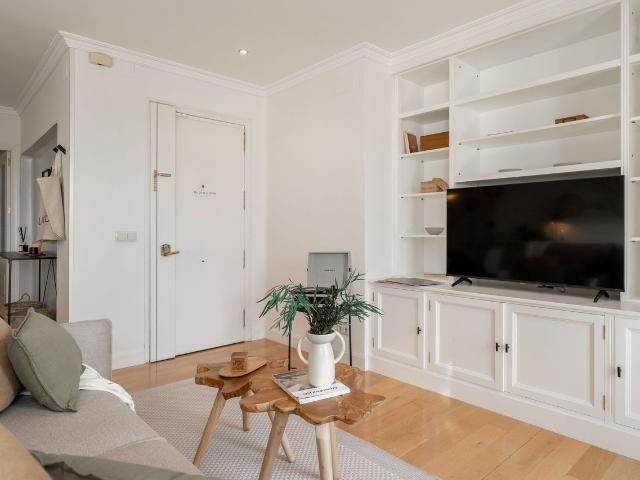Elegant 3 Bedroom Apartment with Private Terrace in Príncipe de Vergara, Madrid Amsterdam Apartments for Rent