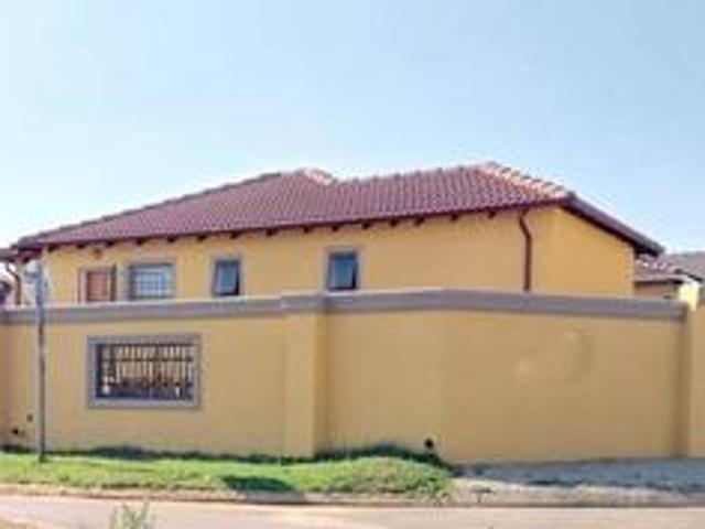 elegant 3 bedroom corner house for r.