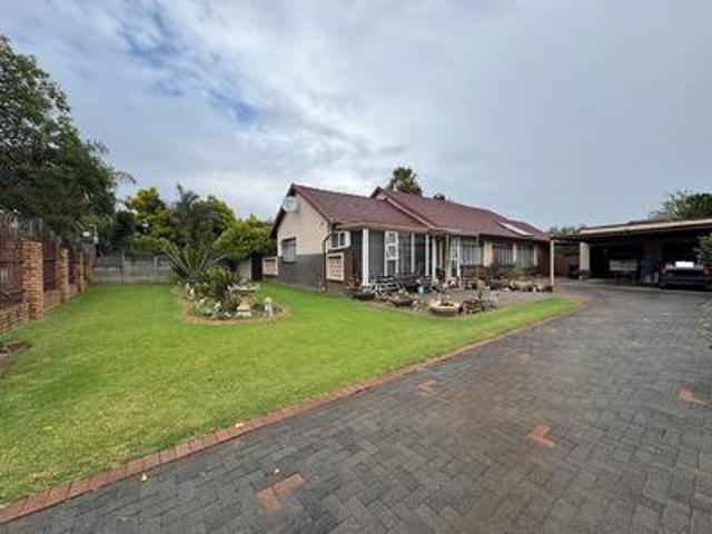 elegant 3 bedroom family home with s.