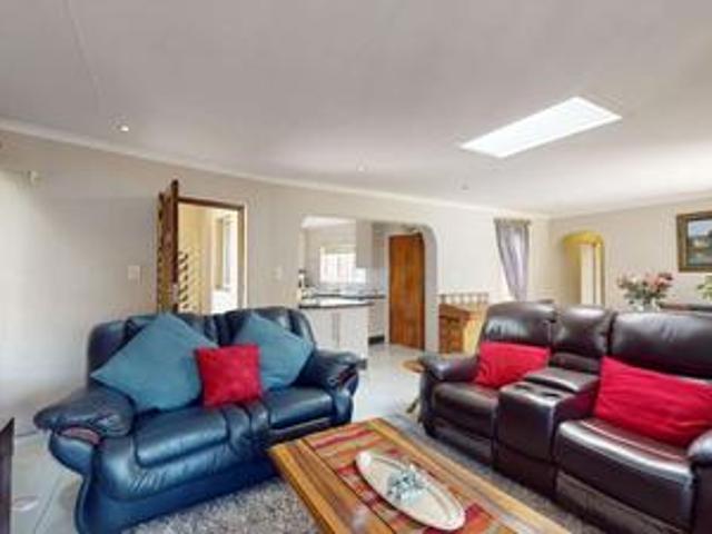 elegant 3 bedroom home with spacious.