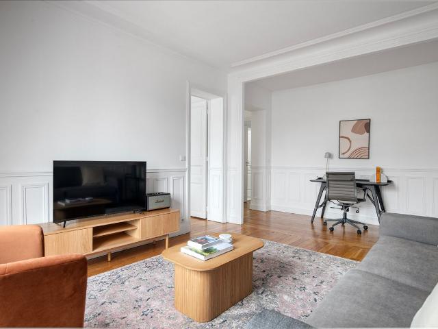 Elegant 3 Bedroom Retreat with City Views, Paris Amsterdam Apartments for Rent