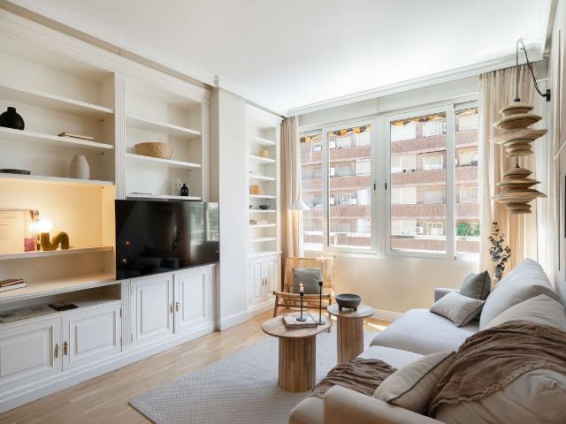 Elegant 4 Bedroom Apartment with Modern Amenities on Alberto Alcocer, Madrid Amsterdam Apartments for Rent