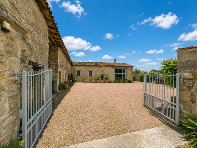 Elegant 4 Bedroom Farmhouse with Pool & Tennis Court