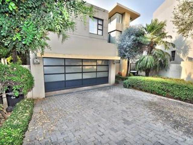 elegant 5 bedroom all en suite clust.