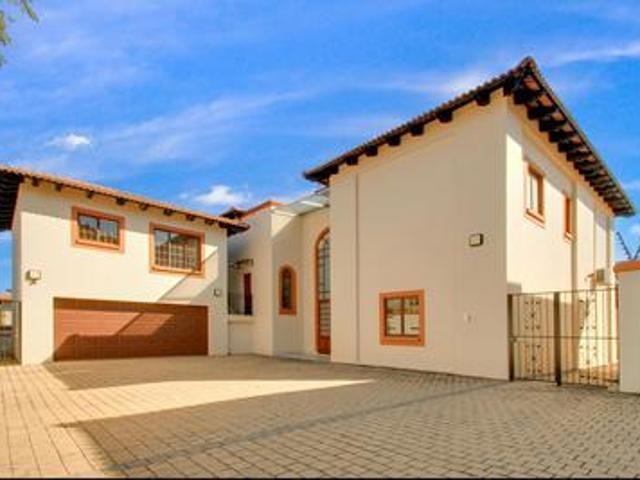 elegant 5 bedroom home with flatlet.