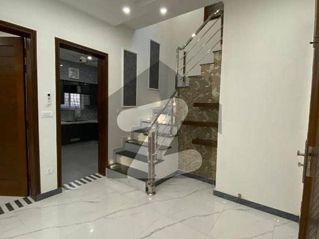 Elegant 5 Bedroom Luxury House with Modern Amenities in Bahria Town Lahore