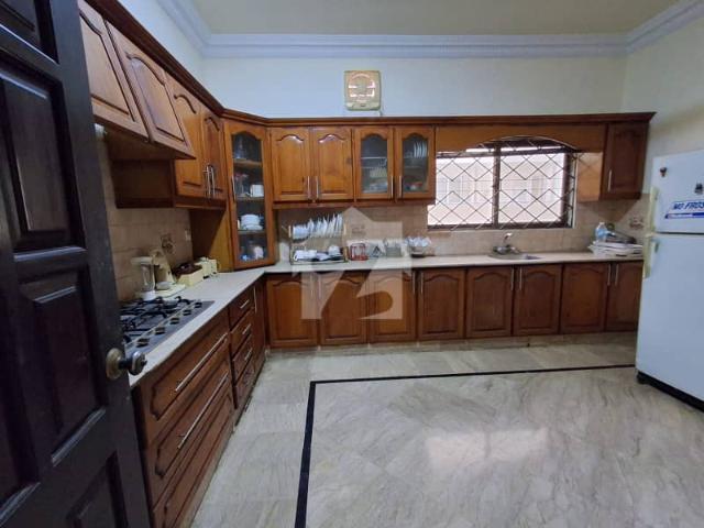 Elegant 600 Yard Bungalow Prime Location | Spacious & Modern Living