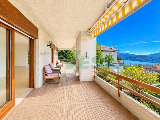 Elegante 5,5 Zimmer Wohnung mit wunderschöner Aussicht und privatem Garten