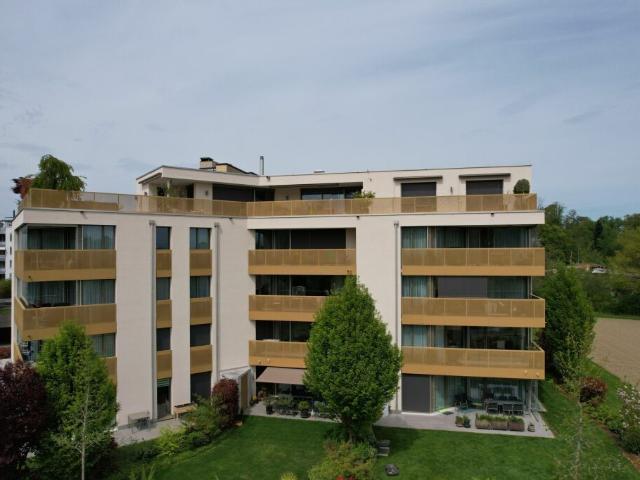 Elegante 2.5 Zimmer Wohnung mit Balkon und Blick ins Grüne