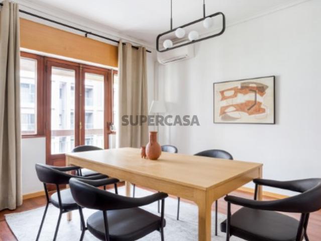 Elegante T3 com varanda nas Avenidas Novas