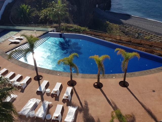 Elegante T2 de Luxo com Vista Mar Deslumbrante e Piscina Infinita