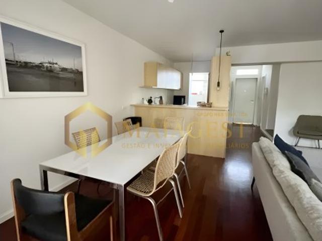 Elegante T2 Duplex Renovado junto da Praia com Varandas e Garagem