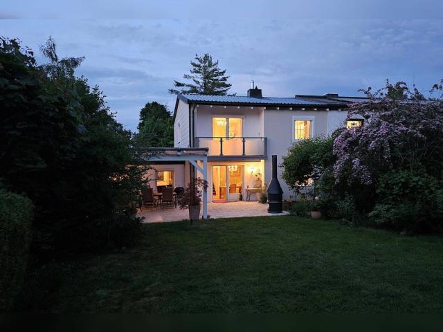 RESERVIERT: Elegante und top gepflegte DHH mit parkähnlichem Garten und baulicher Erweiterungsmöglichkeit