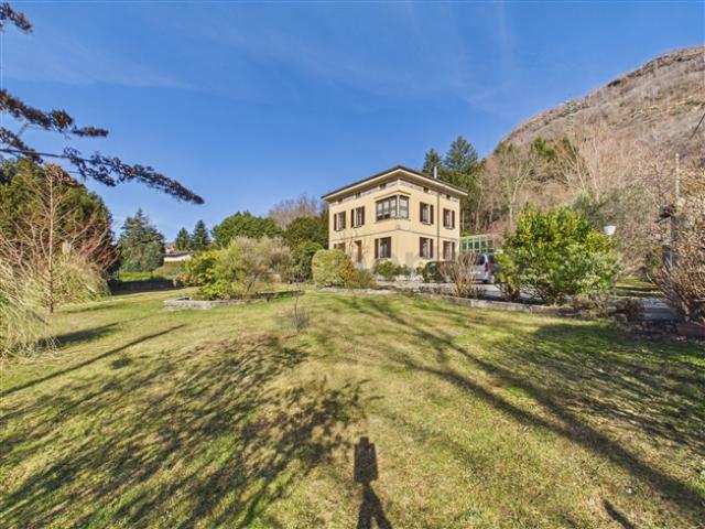 Elegante villa 8.5 locali con finiture di pregio e ampio box auto, Monteceneri