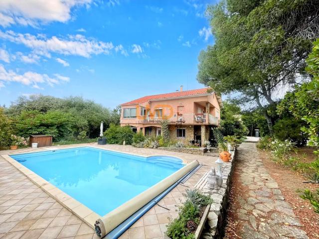Élégante villa 176 m², piscine, 3 grands garages, appartement