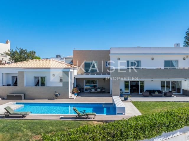 Elegante villa voltada para o sul, com vista panorâmica distante para o mar, piscina aquecida e garagem em uma área tranquila