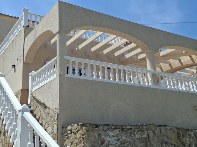 Elegante villa adosada con piscina privada, junto al mar en. 155m² El Campello