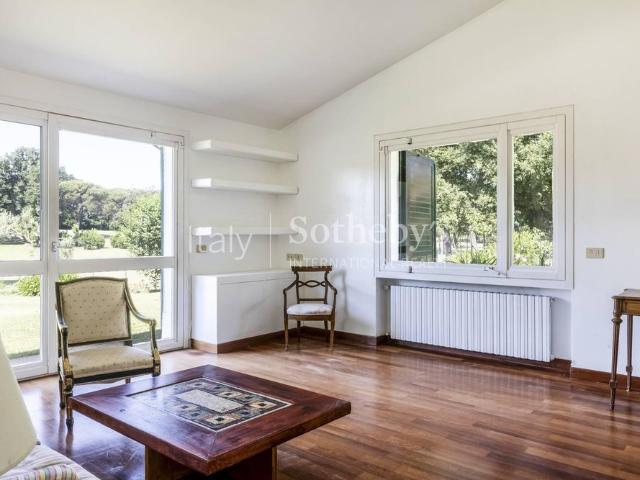 Elegante villa all'Olgiata con piscina e giardino sul golf
