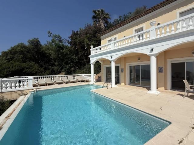 Élégante villa avec piscine à débordement et vue mer exceptionnelle