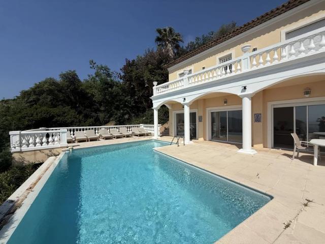 Élégante villa avec piscine à débordement et vue mer exceptionnelle