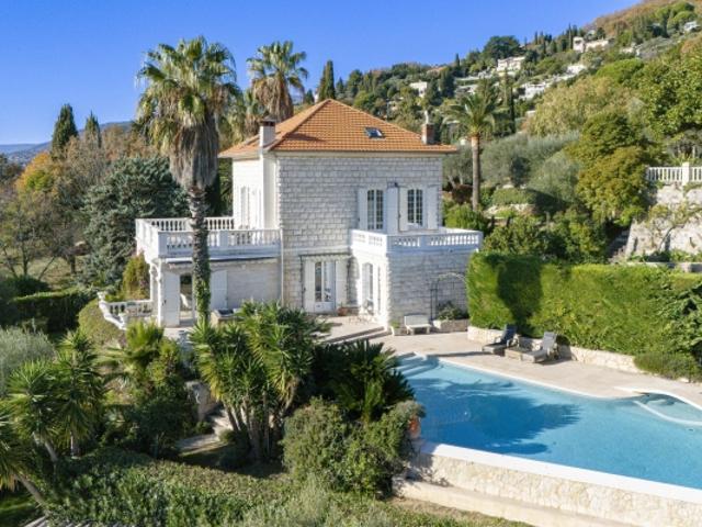 Élégante villa Belle Époque avec vue panoramique sur la Méditerranée
