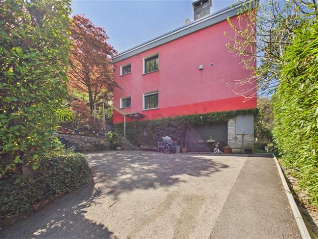 Elegante villa bifamiliare 12 locali con ampio parco di proprietà a Robasacco