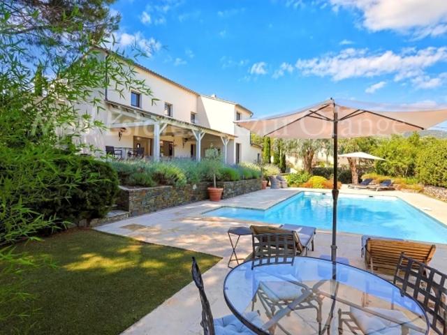 Élégante villa contemporaine avec piscine chauffée, proche du village