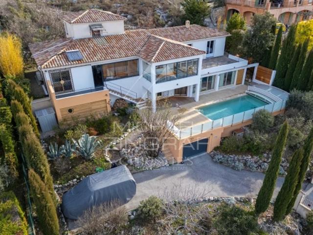 Élégante villa contemporaine en position dominante – Vue mer à l'horizon