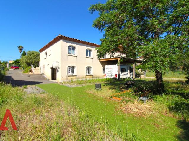 Élégante Villa Contemporaine T4 de Plain Pied avec Piscine Chauffée, Pool House, Grand Garage, Carport et Accès Camping Car – Art de Vivre Méditerranéen à Fouzilhon – 420 000 €