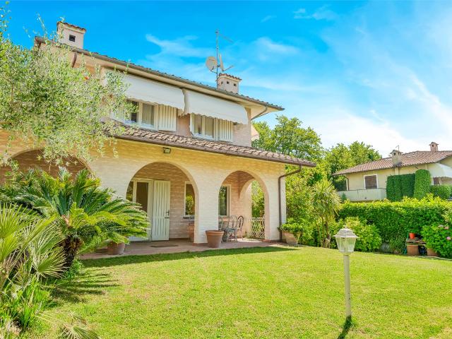 Elegante Villa con Giardino