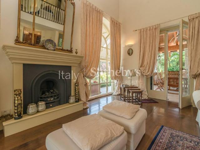 Elegante villa con piscina sulla sponda lombarda del Lago Maggiore