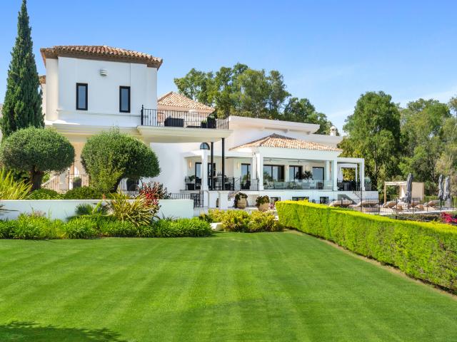 Elegante villa con vistas al mar en Benahavis