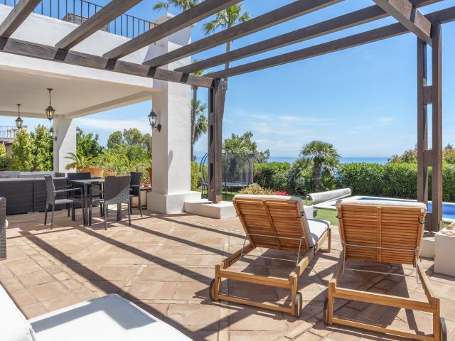 Elegante villa con vistas al mar en la comunidad de La Paloma Manilva