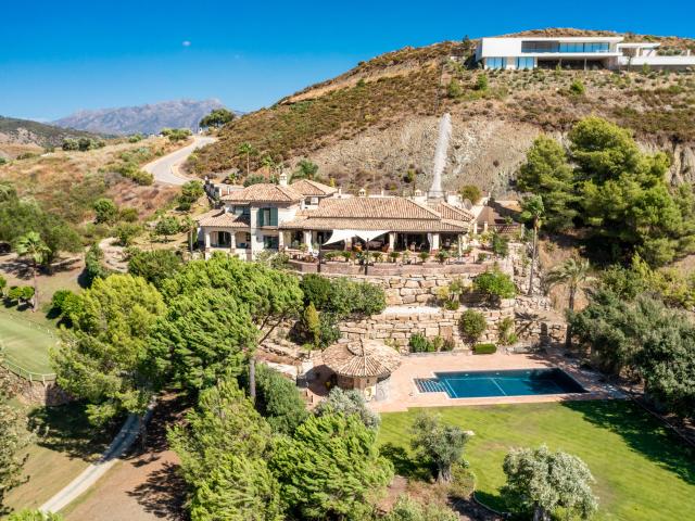 Elegante Villa con Vistas al Mar, Montañas y Campo de Golf en el Exclusivo Marbella Club Golf Resort