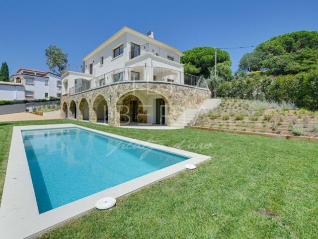 Elegante Villa Clásica Reformada Con Vistas Al Mar Y Ubicaci. 392m² Castell Platja d'Aro